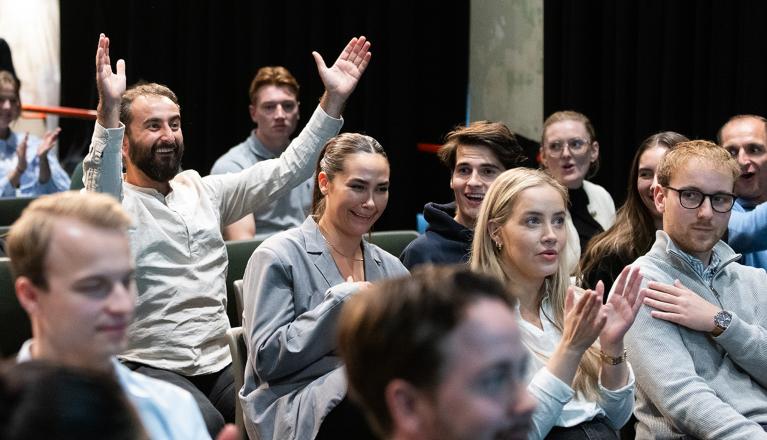 Glade prisvinnere og et lydhørt publikum fylte salen i Sentralen.